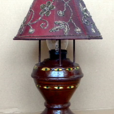 Lampa vintage din lemn pictat manual, veioza functionala, ornamente tip ochi