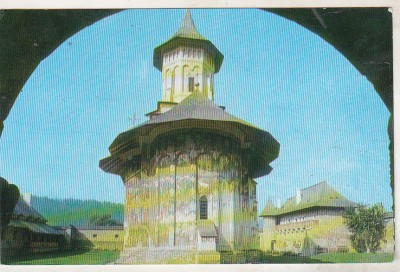 bnk cp Manastirea Moldovita - Vedere generala de sub portal - circulata foto