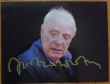Autograf al actorului britanic Michael Caine pe fotografie mare