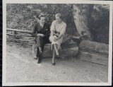 Fotografie, Doi tineri indragostiti, la munte, stand pe un bustean, anii 40