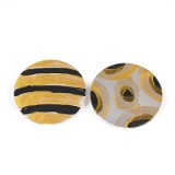 Cercei statement pictati cu motive grafice contrastante