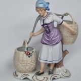 Bibelou portelan romanesc vechi, vintage - Tarancuta cu cobilita