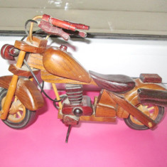 4089-MOTOCICLETA Vintage din lemn in stare buna.