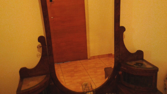 Toaleta antica cu oglinda de cristal si doua noptiere