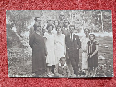 Fotografie tip carte postala, grup la plimbare pe malul raului, 1925 foto