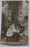 Carte postala, AA. LL. PP. Principesele Maria si Ileana si Principele Nicolae in fata parcului la Sinaia