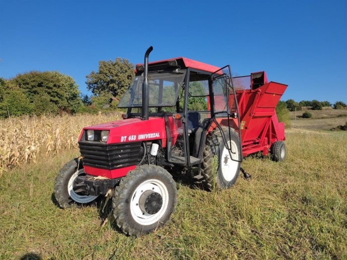 Tractor Universal 453 DT