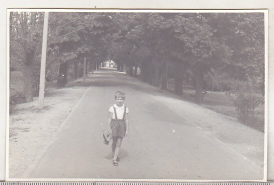 bnk foto Ploiesti - Parcul Bucov - copil pe alee - 1968