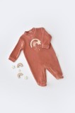 Salopeta Curcubeu BabyCosy - Maneca Lunga, Botosei, 80% Bumbac Organic + 20% Poliester, Caramiziu, Marime 3-6 Luni