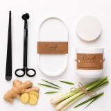 Cumpara ieftin Set lumanare parfumata Ghimbir si lemongrass, suport lumanare, accesoriu elegant pentru stins lumanarea si foarfeca de taiat fitil lumanare