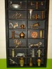 Dulapior Lemn cu 23 Miniaturi Metal Colecție: Sfeșnice, Cupe, Corabie Vikingă. Raft 42x25 cm. Anglia, Spania, Suedia