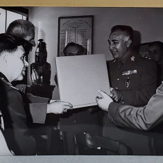 GENERAL ROMAN PRIMIND UN CADOU DE LA OFITERI FRANCEZI , FOTOGRAFIE , ANII '70 - 80