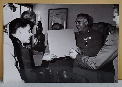 GENERAL ROMAN PRIMIND UN CADOU DE LA OFITERI FRANCEZI , FOTOGRAFIE , ANII &amp;#039;70 - 80 foto