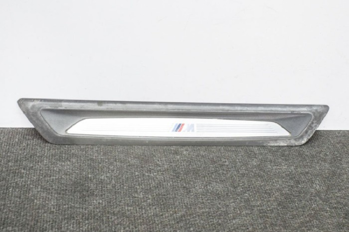 Ornament prag st&acirc;nga față BMW 3 F30, F80 2015 OEM: 7289220,8051037 11372771