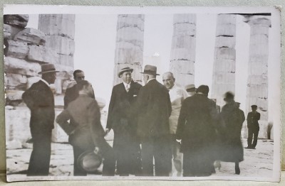 NICOLAE TITULESCU IN VIZITA LA ATENA , PRINTRE RUINELE UNUI TEMPLU , FOTOGRAFIE , PERIOADA INTERBELICA foto