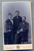 W33 FOTO CABINET -FAMILIE IN TINUTA DE EPOCA-FOTOGRAF F.TELLGMANN -MUHLHAUSEN