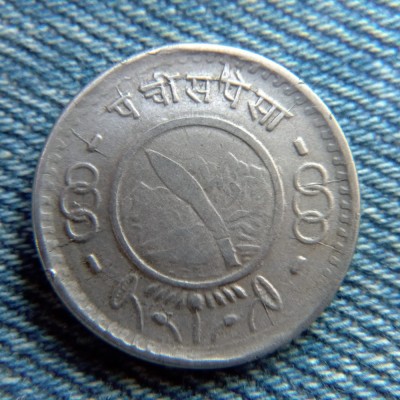 2q - 5 Paisa 2012 Nepal foto