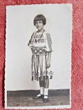 Fotografie tip carte postala, fetita in port popular, perioada interbelica