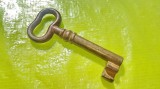 F853-I-Cheie Poarta veche anii 1900 metal masiv fier stare foarte buna, groasa, solida. Lungime 12 cm, latime cap intreg 3,3 cm.