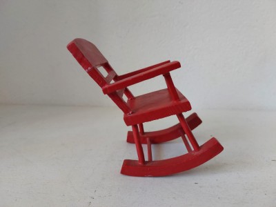 * Scaun balansoar minitura jucarie pentru papusi / decor, lemn vopsit in rosu, 10cm inaltime x 6x7cm foto