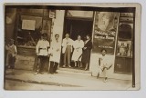 FRIZERIE SI COAFOR , FOTOGRAFIE CU PERSONALUL IN FATA INTRARII SI RECLAME, FORMAT CARTE POSTALA , PERIOADA INTERBELICA