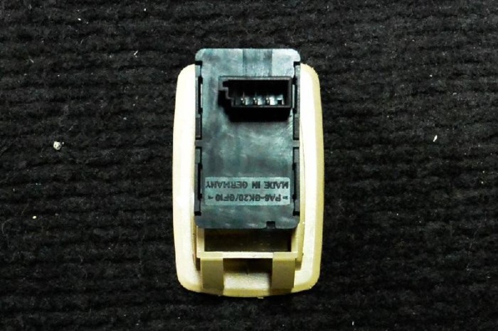 Buton geam ușă st&acirc;nga spate BMW 3 E90 2005 OEM: PA6-GK20 1820832