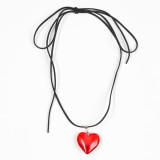 Colier negru cu pandantiv inima rosie