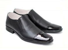 Pantofi negri eleganti barbatesti din piele naturala cu varf lacuit foto