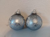 Lot 2 globuri vechi vintage Germania, Craciun, cca 6cm diametru, albastru deschis cu decor alb cu peisaj de iarna