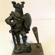 * Figurina Viking Gustav, Italy, plastic, 9cm, motat pe suport aluminiu
