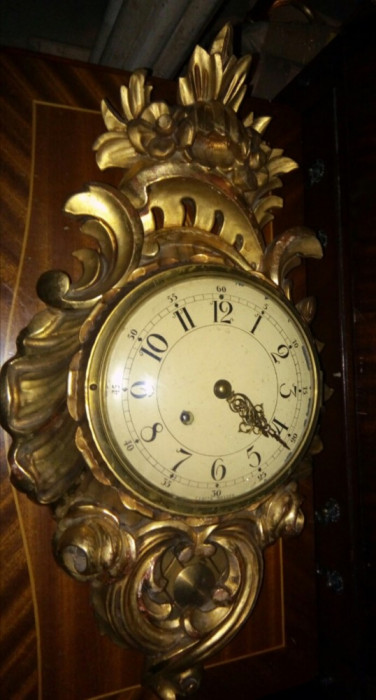 Antic ceas de perete in stilul Rococo din lemn sculptat și foita