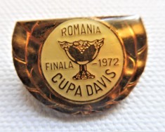 Insigna "Finala Cupei Davis 1972" - Finala tenis desfasurata la Bucuresti intre SUA si Romania (I.Tiriac si Ilie Nastase)