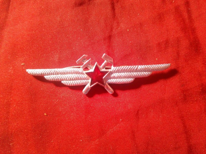 Insigna Militara URSS - Fortele Aeriene Militare Sovietice cca.1966 - Inginer in Aviatie, metal si email , L=6,8cm
