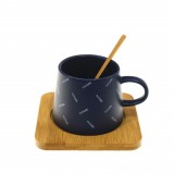 Cumpara ieftin Cana ceramica cu suport din lemn si lingurita Pufo Future pentru cafea sau ceai, 220 ml, albastru