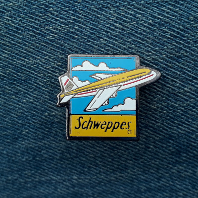 Insigna Schweppes / pin bauturi racoritoare , avion aviatie foto