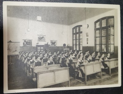 Fotografie tip carte postala, necirculata, Scoala de Fete din Bucuresti, clasa I 1935 foto