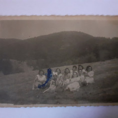 Fotografie dimensiune CP cu grup în Herculane (județul Caraș-Severin) în 1952