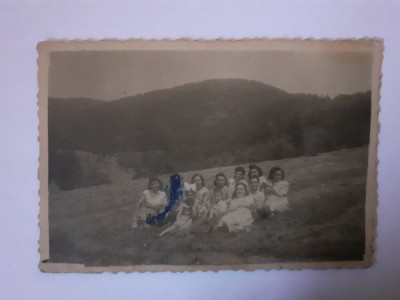 Fotografie dimensiune CP cu grup &amp;icirc;n Herculane (județul Caraș-Severin) &amp;icirc;n 1952 foto