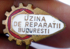 I.855 INSIGNA ROMANIA STICKPIN UZINA DE REPARATII BUCURESTI L18mm email foto