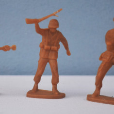 Lot de 3 figurine romanesti, soldati ww2 + una cu defect RSR - Busteni