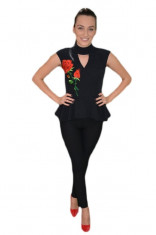 Bluza fashion neagra cu peplum in talie si broderie florala in fata foto