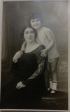 Fotografie tip Carte Postala, Mama cu fiica, perioada interbelica