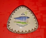 G679-Bomboniera mica decor MANASTIREA VORONET RSR Cluj portelan pictat cu margini florale aurite stare buna, 7/7 cm.