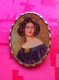H98-Brosa vintage Femeie de epoca in metal aurit prb aluminiu foto plastefiata 4,5/3,5 cm. Frumos realizata stare putin uzata.