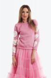 Pulover roz tricotat cu inimi crosetate manual aplicate pe maneci