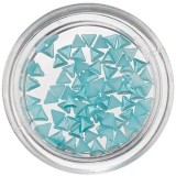 Triunghiuri nail art - decorațiuni perlate, turcoaz