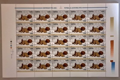 TIMBRE ROMANIA L.P.1624/2004 - Centenar FIFA- Coala 25 timbre VAL.10.000L-MNH foto