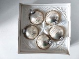 Lot 5 globuri vechi vintage West Germany, arigintii cu decor aplicat alb sclipitor, mercury glass, Craciun, cca 6cm diametru