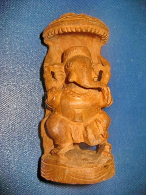 7458-Statuieta Elefant in baldachin lemn sculptat manual. foto