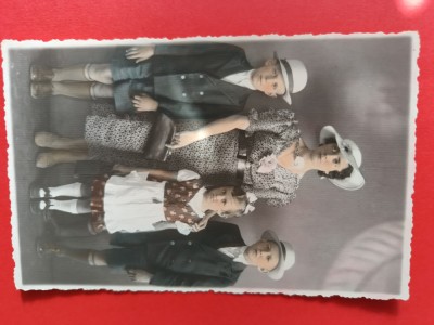 fotografie color anul 1937 , atelier fotografic ,,Sabath,, Bucuresci ,distinsa doamna cu copii ,in ziua cand a venit Presedintele Poloniei in ROMANIA foto